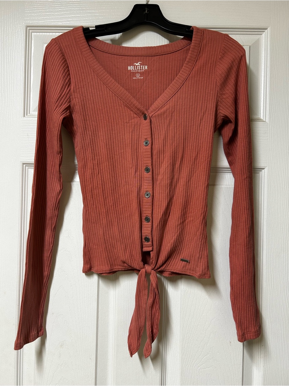 Hollister Ribbed Button-Front Tie-Hem Long Sleeve Top — Rust